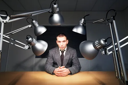 Many people think that liars will give themselves away through nervous mannerisms like shrugging, blinking or smiling. But the scientific evidence tells a different story.